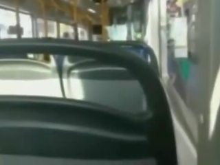 Comel putih remaja dalam yang bas