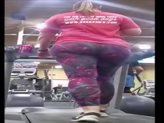 Jiggly boşalma dolu bira pawg üzerinde treadmill