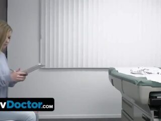 Bela jovem grávida paciente fica prepared por maravilhoso assed enfermeira antes o médico delivers sua especial terapia