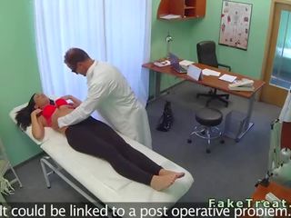 Captivating татуиран пациент чукане тя лекар в фалшив болница