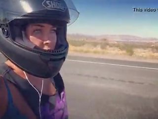 Felicity feline motorcycle med jazdenie aprilia v podprsenka