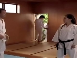 Japānieši karate skolotāja rapped līdz studen twice