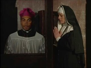 Kotor biarawati bokong kacau oleh sebuah hitam imam di itu pengakuan