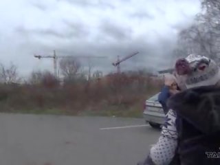 Arm hongaars kindje gekregen kicked uit naakt bij de buss station