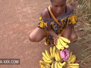 Noir banane seller jeune dame séduit pour une excellent x évalué agrafe