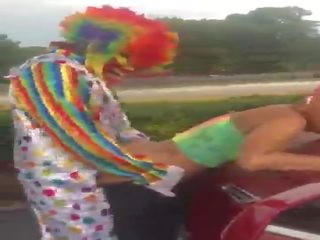 Gibby de clown eikels jasamine banken buiten in broad daylight