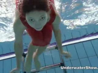 Anna - nua a nadar debaixo de água