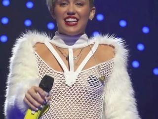 Miley cyrus ไม่มีเสื้อ! 