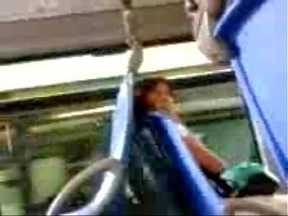 Phallus knipperende naar exciting vrouw in de bus