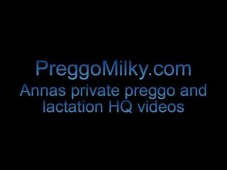 Menyemprotkan breastmilk sementara pemberian sebuah mengisap penis nyata amatir milf