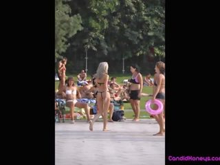 Pantai orang yang menikmati melihat seks exceptional bikini gadis telanjang dada jahat weasel