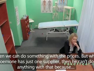Blonda saleswoman inpulit în fals spital