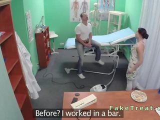 Medizinisch person fickt krankenschwester und putzen liebhaber im fälschen krankenhaus