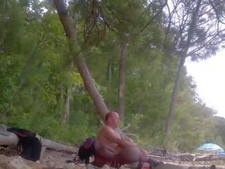 Mustanahaline nudistlik jerkink tema mees edasi oka ihualasti rand