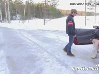 Monicamilf s кола breakdown в на норвежки winter