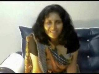 Desi intialainen tyttöystävä strippaus sisään saree päällä verkkokameran näyttää bigtits
