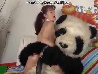 Пленителен mademoiselle чука с неприятен panda мечоци