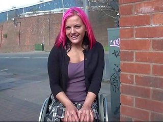 Wheelchair megkötve leah caprice -ban uk villanás és szabadban meztelenség