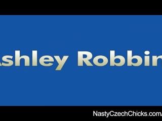 Séc to ngực các diễn viên ashley robbins trong sự rút lại ngón danh hành động