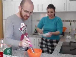 Teamwork: viņa pavāri un viņš fucks viņai. pašdarināts amatieri spycam ar mans gf raf100