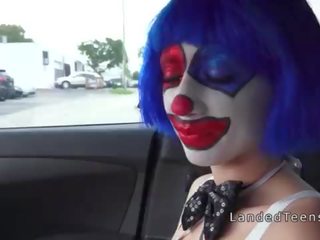 Clown tiener zuigen reusachtig prik in de auto