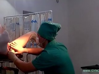 एक युवा महबूबा में वाइट सॉक्स पर एक जिनेकोलॉजिकल कुरसी