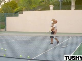 Tushy pirmais anāls par teniss studente aubrey zvaigzne
