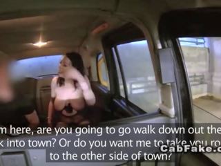 Obrovský kozy amatérske dostane tvárové v falošný taxi