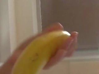 How-to: jong brunette vriendin onderwijst gebruik een banaan