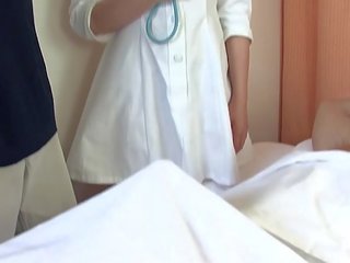 Asiatico medico scopa due chaps in il ospedale