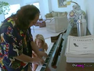 Ron jeremy duke luajtur piano për attractive i ri i madh gji seductress
