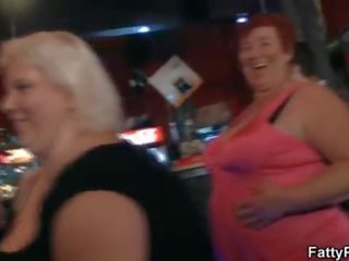 Obrovský prsia bbw mať zábava v the bar