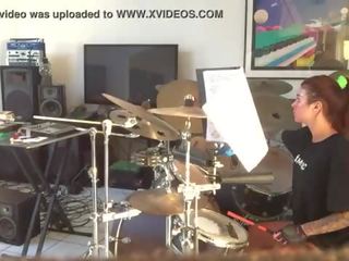 Felicity feline practices 彼女の drums と 取得 中断 バイ landlord