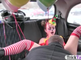 Meisje in clown kostuum geneukt door de driver voor gratis fare