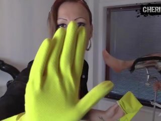 Exreme vuistneuken whit geel handschoenen