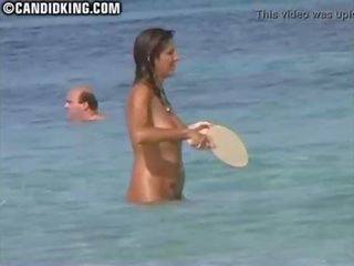 Úprimný milfka mama nahý na the nahé pláž s ju syn!