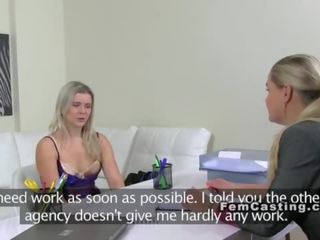 Blondine lesbisch amateur eet vrouw agent op gieten