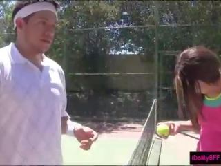 Dwa uroczy bffs łomotanie z tenis trener