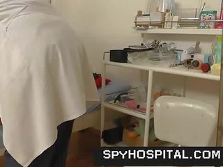 Người phụ nữ bịnh nhân bí mật videotaped qua voyeur medico