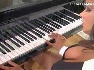 Slutty bintang porno fucked at the piano